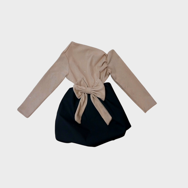 ΦΟΡΕΜΑ ΜΕ ΛΟΞΟ ΕΝΑΝ ΩΜΟ,ΦΙΟΓΚΟ, ΜΙΣΟ IVORY-ΜΙΣΟ ΜΑΥΡΟ ΚΑΙ ΣΤΡΑΣ ΣΤΟ ΠΑΝΩ ΜΕΡΟΣ